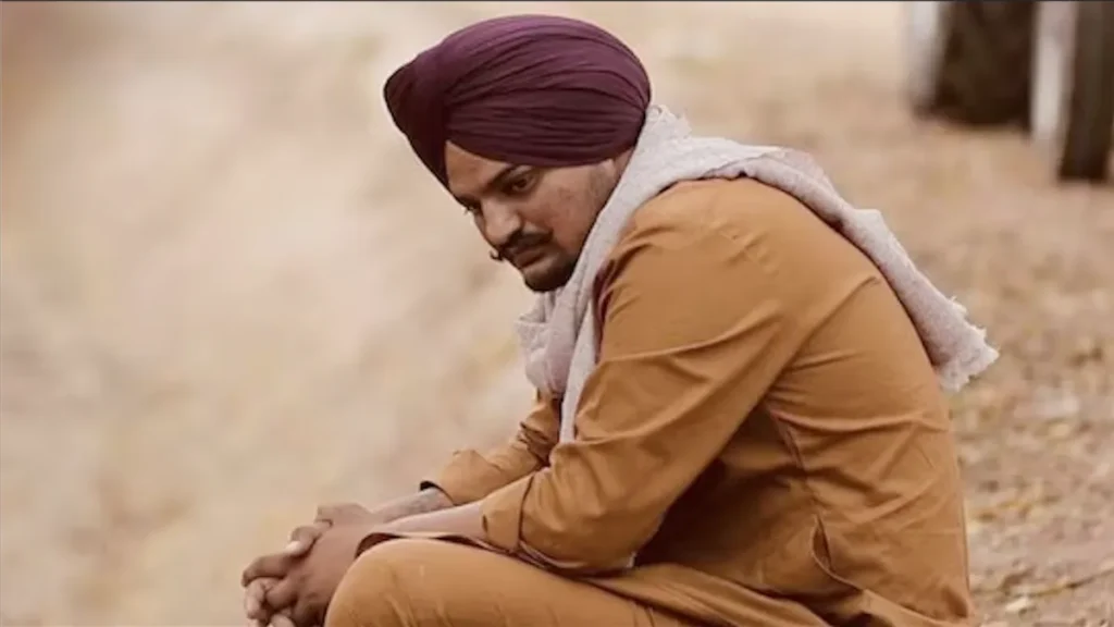Sidhu Moose Wala thinking deeply in pind de khetaan vich – ਪੰਜਾਬੀ ਰੂਹ ਅਤੇ ਮਿੱਟੀ ਨਾਲ ਜੁੜਿਆ ਇੱਕ ਪਲ।