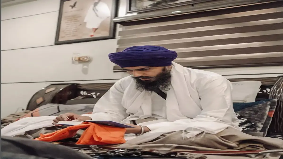 Amritpal Singh sitting on floor, ਗਹਿਰੀ ਸਚਖੰਡ ਦੀ ਤਸਵੀਰ, deep in meditation with kesri rumal and Sikh holy book.