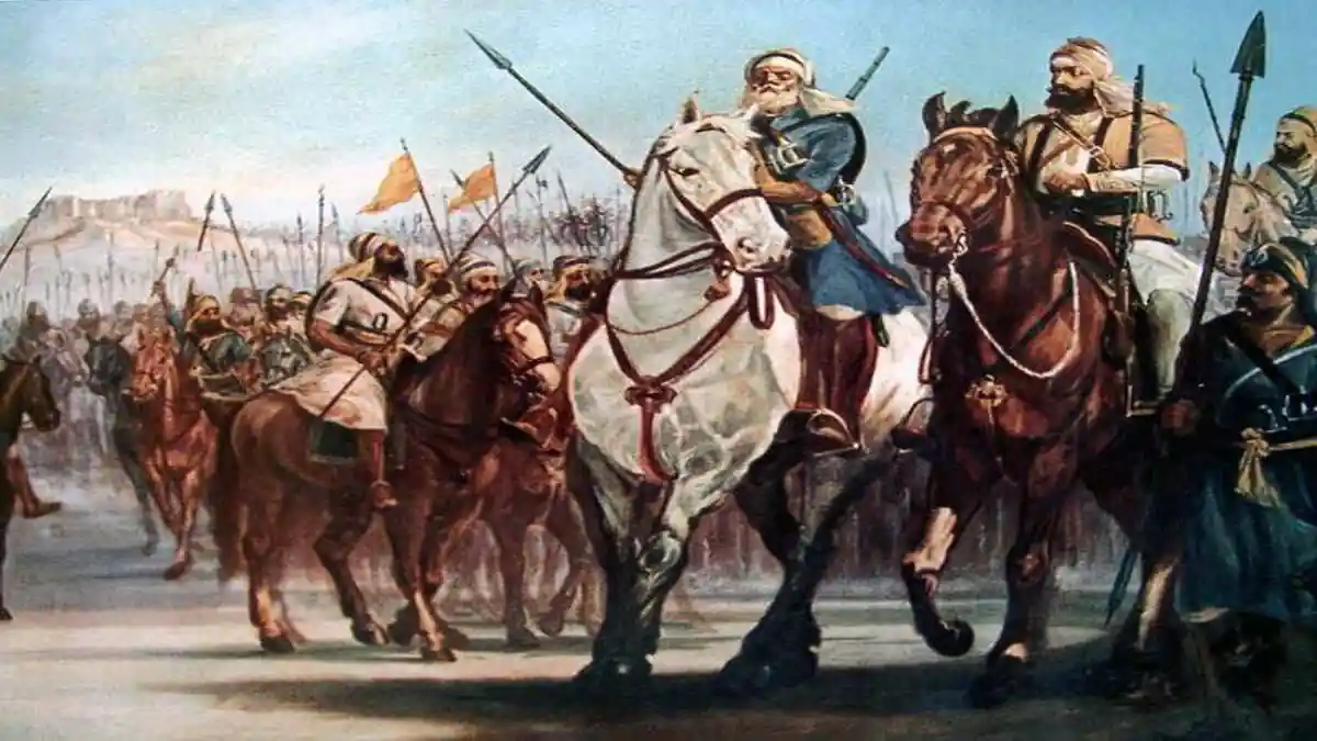 Bhangi Misl: ਦੇ ਸਿੱਖ ਸੂਰਮੇ ਘੋੜਿਆਂ ’ਤੇ ਸਵਾਰ ਹੋ ਕੇ ਅੱਗੇ ਵਧ ਰਹੇ ਹਨ।