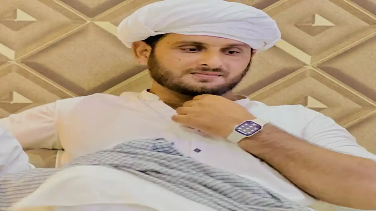 Zaibi Hanjra Pakistani youth leader with traditional turban, proud cultural identity di nishani.